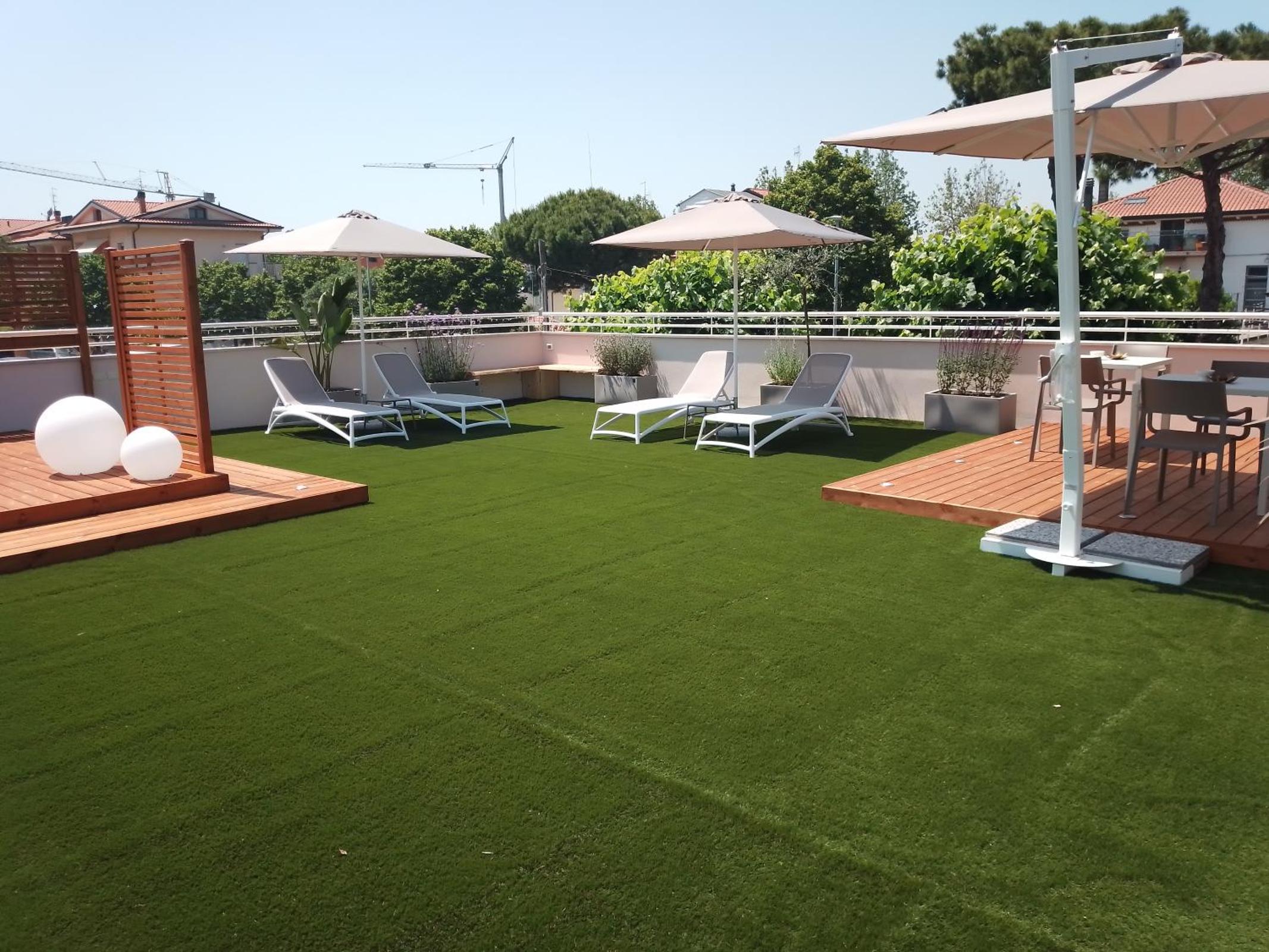 Terrazza panoramica con lettini